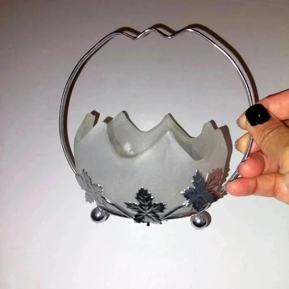 Silver Plated Autumn leaves Pattern Basket with frosted bowl. 4 1/2 x 4 1/2 inch - Picture 1 of 6